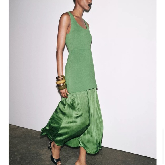 PLEATED KNIT COMBINATION DRESS Green Sleeveless Dress. Size M - Picture 6 of 10